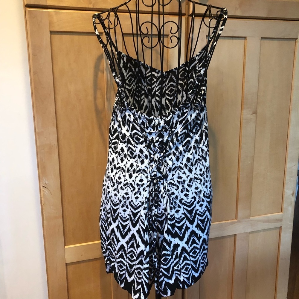 Forever 21 black & white tie back Romper Size Medium - Picture 4 of 7